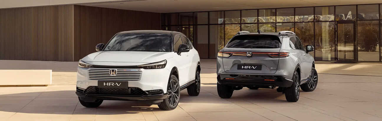 egy fehér és egy szürke HR-V parkol