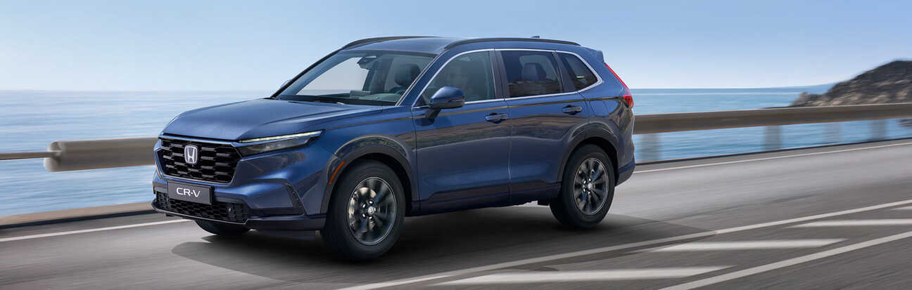 sötétkék CR-V az úton